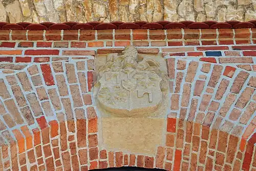 Herb Tęczyńskich nad bramą wjazdową