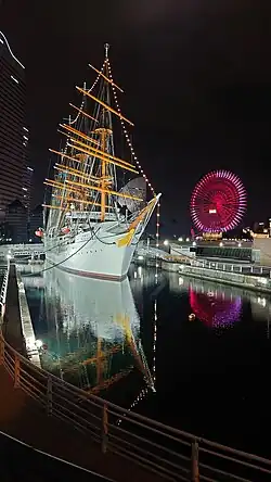 Cosmo Clock 21 w tle żaglowca Nippon Maru