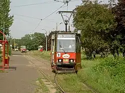 Tramwaj wyjeżdżający z pętli w Chebziu w 2005 roku