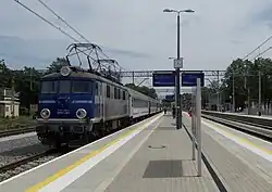 Pociąg TLK stoi na torze przy zmodernizowanym peronie w Zielonej Górze