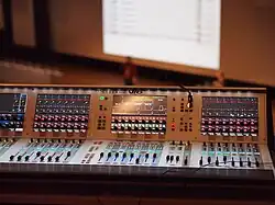 Największy mikser cyfrowy producenta, Vi6