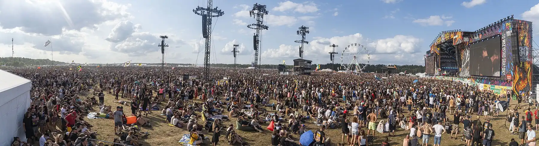 widok panoramiczny na pole festiwalowe na lotnisku Czaplinek