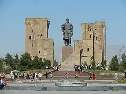 Pozostałości pałacu Ak-Saraj i pomnik Timura