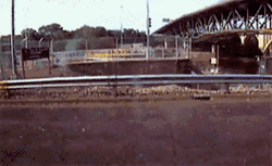 Moment katastrofy zarejestrowany przez kamerę monitoringu pobliskiej tamy pod nadzorem Korpusu Inżynieryjnego Armii Stanów Zjednoczonych