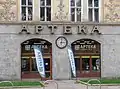 Fasada apteki, widoczny zegar z 1928 r.