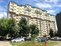 Budynek przy ul. Rzymowskiego 47 wybudowany w technologii WUF-60, nadbudowany w późniejszym okresie o cztery kondygnacje