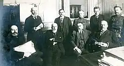 Komitet Tymczasowy Dumy w marcu 1917. Aleksander Kiereński stoi drugi z prawej. Poniżej siedzi Michaił Rodzianko