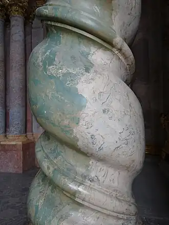 Częściowa marmoryzacja kolumny w mauzoleum w Krzeszowie