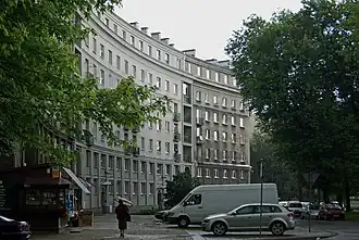 Charakterystyczny blok nr 7, zbudowany na planie fragmentu koła.