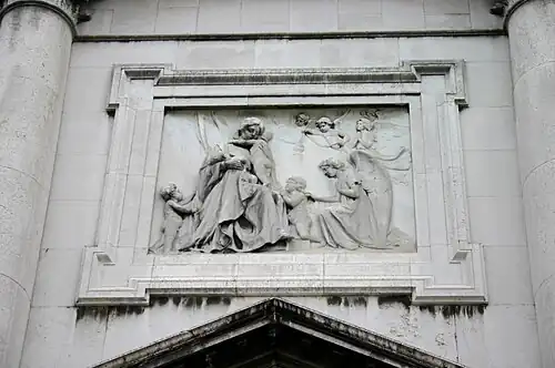 Płaskorzeźba Pietà nad portalem