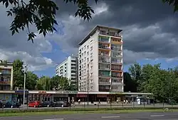 Pierwszy w Nowej Hucie pawilon handlowy, nazywany Bambo od neonu nad znajdującym się dawniej na rogu, sklepem ze słodyczami i lodami.