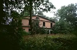 Dwór wzniesiony na fundamentach zamku w Tirza