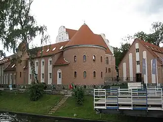 Nowe skrzydła hotelowe przy zamku ze stylizowaną basztą narożną