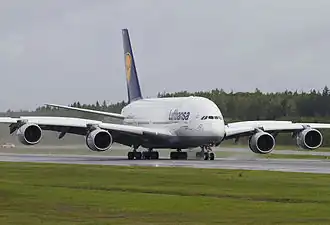 Airbus A380 w starym malowaniu linii Lufthansa na płycie Portu lotniczego Sztokholm-Arlanda