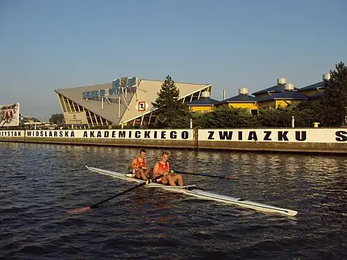 Zawodnicy klubu na tle przystani