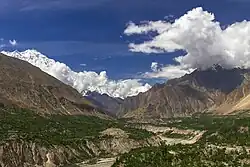 Widok w kierunku zachodnim, Nagir na lewym i Hunza na prawym brzegu rzeki Hunza