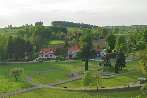 Widok na pomnik Bartosza Głowackiego ze wzgórza Zamczysko