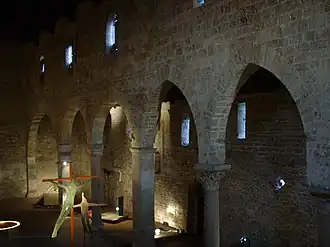 Wnętrze – widok w kierunku prawej nawy