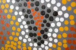 Barbara Borowiecka używa aborygeńskiej techniki malarskiej „dot-painting” („kropkowania”)