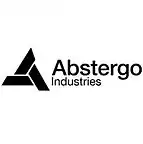 Logo Abstergo Industries; po lewej stronie znajdują się trzy przystające trapezy koloru czarnego tworzące figurę przypominającą trójkąt; po prawej stronie znajduje się nazwa firmy