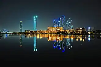 Panorama Abu Zabi nocą; po lewej: Etihad Towers.