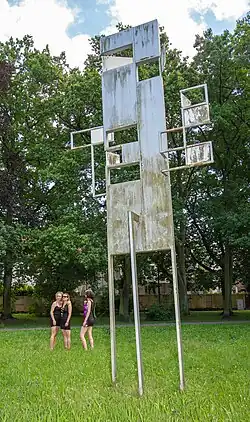 Forma kinetyczna stworzona przez Adama Marczyńskiego podczas I Biennale Form Przestrzennych w Elblągu (1965).