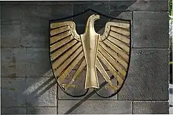 Godło Niemiec przy wjeździe do Willi Hammerschmidt – siedziby Prezydenta Republiki; orzeł zwrócony niestandardowo – w lewo