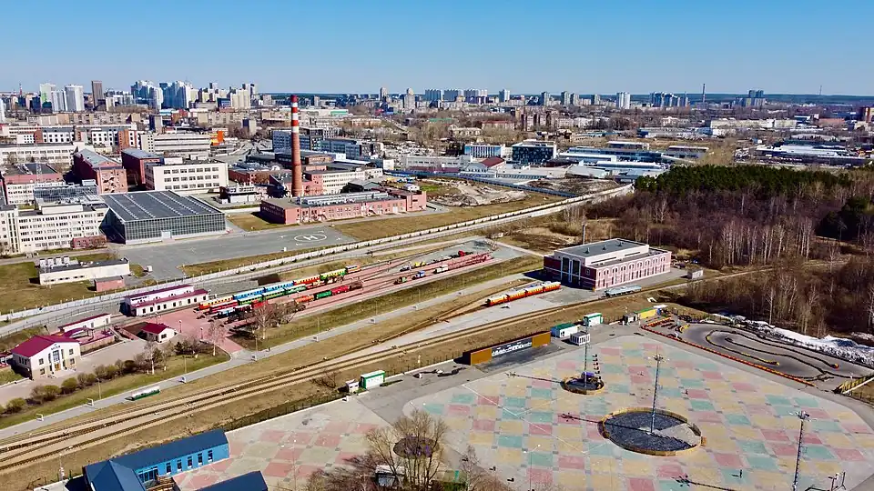 Widok lotniczy Jekaterynburga z koleją dziecięcą na pierwszym planie.W prawo (z perspektywy patrzącego) linia kolejowa biegnie w głąb parku, w lewo – do stacji Центральная (Centralnaja).Budynek z czerwonym dachem przy lewej krawędzi zdjęcia to muzeum. Widoczna jest też ekspozycja taboru – lokomotywy i wagony na torach na placu z czerwoną nawierzchnią, w centralnej części zdjęcia.Różowy budynek z prawej strony fotografii (ze stojącymi przed nim wagonami) to zajezdnia.