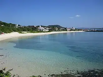 Wioska i plaża na wyspie Aka