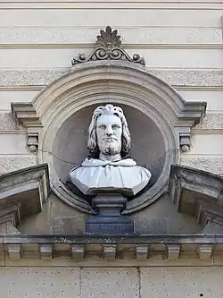 Popiersie z wizerunkiem Tomáša nad szkołą medyczną na starym mieście w Pradze.