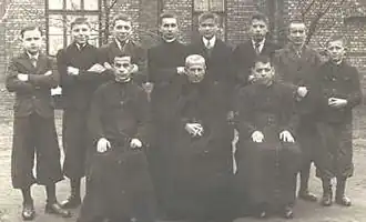 Pierwsi polscy pauliści wraz z ks. Alberione (w środku, siedzący). Po lewej stronie ks. Alberione siedzi ks. Ravina, a po prawej ks. Ricolfi.