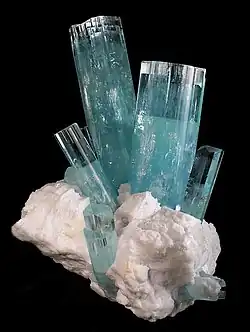 na białym albicie z Pakistanu