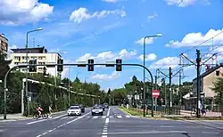 Widok alei od skrzyżowania z ul. Mogilską, Meissnera i Lema w kierunku północno-wschodnim