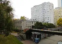 Przedszkole i fragment kładki wewnątrz osiedla w 2021 roku