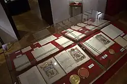 Dyplomy z nadaniami tytułów książęcych z wizerunkami herbów.