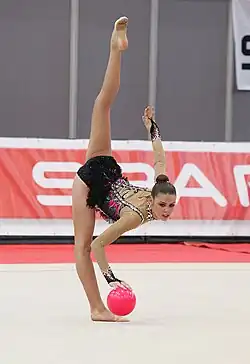 Gimnastyczka w układzie z piłką