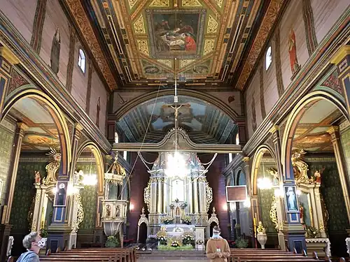 Wnętrze z ołtarzem