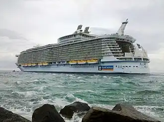 Allure of the Seas opuszczający port morski Everglades