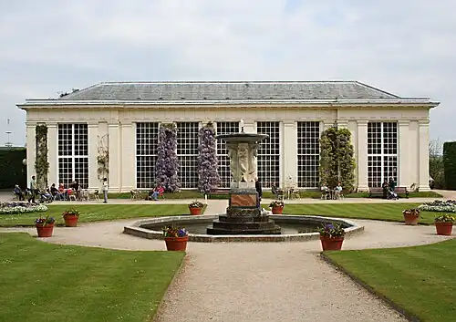 Oranżeria i fontanna w ogrodzie włoskim