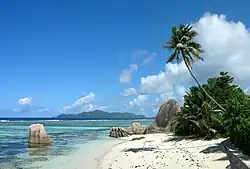 Plaża na wyspie La Digue.