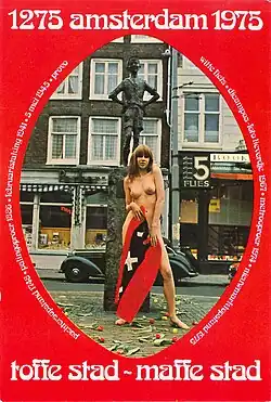 Flaga Amsterdamu prezentowana w latach 70. przez holenderską artystkę Phil Bloom z napisem „fajne miasto, szalone miasto”