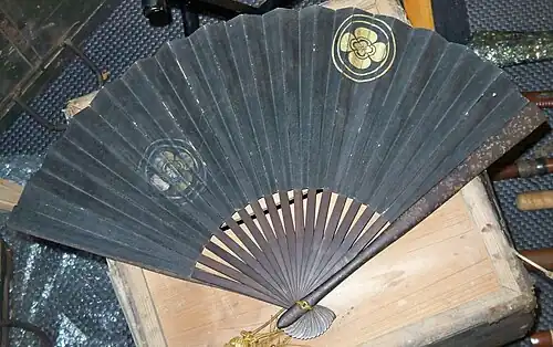 Rozłożony wachlarz typu tetsu-sen