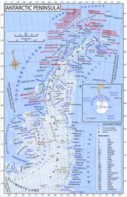 Mapa. Podłużny, esowato wygięty półwysep. Całość pokrywa lód, od wschodniej strony ciągną się góry.