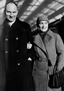 Czarno-biała fotografia uśmiechniętej pary ludzi