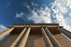 Zbliżenie na portyk z kolumnadą; pod belkowaniem strop kasetonowy (2016)