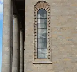 Portyk i jedno z okien na bocznej elewacji archikatedry (2016)