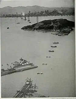 Bay Bridge w budowie (1934) – na pierwszym planie fundamenty mostu wschodniego, w tle San Francisco