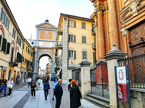 Widok od Via Vittorio Emanuele II (po prawej kościół Niepokalanego Poczęcia NMP)