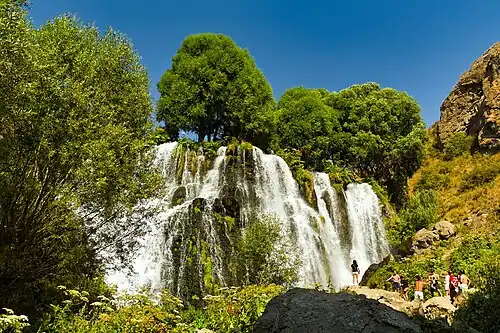 Turyści pod wodospadem.