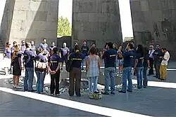 Zwiedzający wokół wiecznego ognia